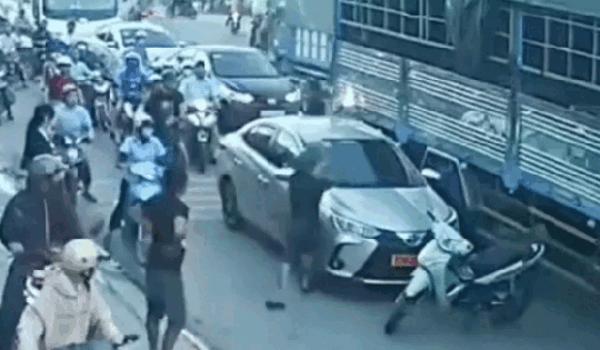 Nam thanh niên hành hung tài xế, đập vỡ kính ô tô sau va chạm giao thông