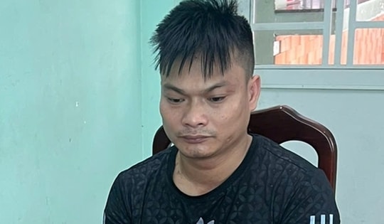 Tạm giữ đối tượng đập phá ô tô sau va chạm trên đường