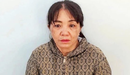 Khởi tố 'mẹ nuôi' tạt nước sôi vào bé gái 12 tuổi