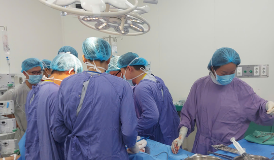 Cuộc gọi lúc nửa đêm khiến toàn bệnh viện khẩn cấp cứu nam thanh niên nguy kịch