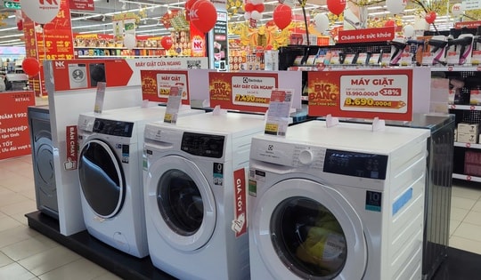 'Dàn trận' khuyến mại cuối năm 2025: Vừa giảm giá, vừa tặng quà, hàng điện tử, điện lạnh vẫn vắng khách