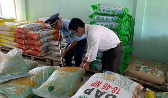 Tiểu thương ngang nhiên kinh doanh phân bón giả, không đảm bảo chất lượng
