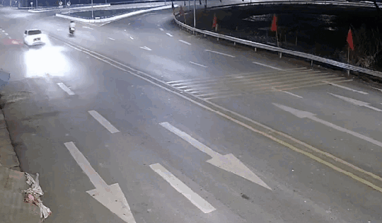 Phóng như 'tên lửa' trên làn đường ngược chiều, xe máy đối đầu ô tô khiến 2 người thương vong