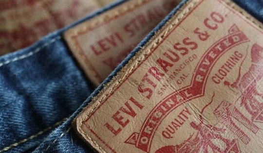 Tại sao cạp quần jeans lại có nhãn da?