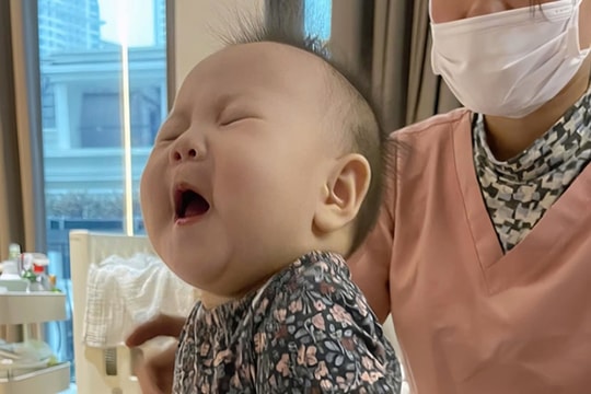 Biểu cảm siêu 'tấu hề' của cặp song sinh nhà Phương Oanh