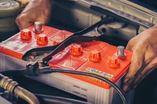 Dấu hiệu nhận biết bình ắc quy trên ô tô có vấn đề
