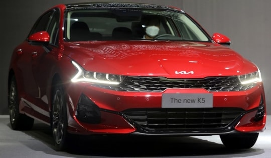 Giá lăn bánh Kia K5 mới nhất giảm sốc nhờ ưu đãi khủng, Toyota Camry dễ 'thất thủ' về doanh số cuối năm