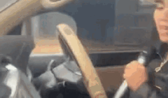 Ngán ngẩm cảnh người phụ nữ vừa lái xe ô tô vừa hát karaoke