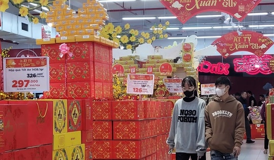 'Dàn trận' khuyến mại cuối năm 2025: Hàng tết phủ đầy kệ nhưng người tiêu dùng thích mua hàng nội địa vì lý do này