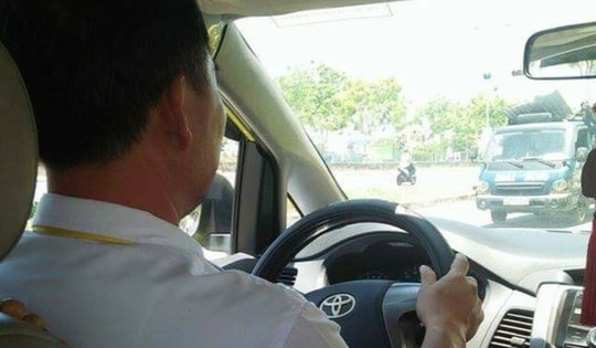 Tài xế taxi Xanh SM bất ngờ bị gã thanh niên dùng hung khí khống chế, cướp tài sản