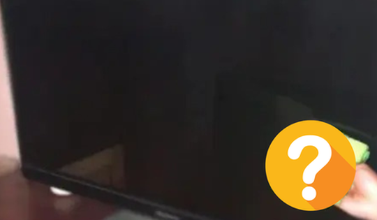 Thấy chồng tự giác lau chùi tivi, tôi định khen ngợi cho đến khi nhìn thấy 1 thứ 'điên rồ' anh ta đang cầm