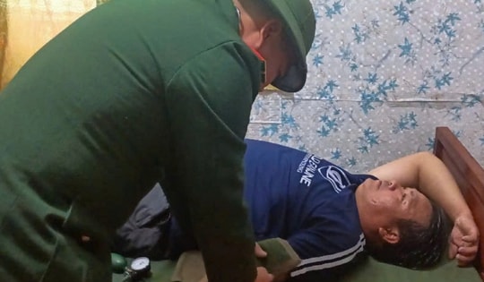 Cứu 14 ngư dân bị chìm tàu trên biển Quảng Bình