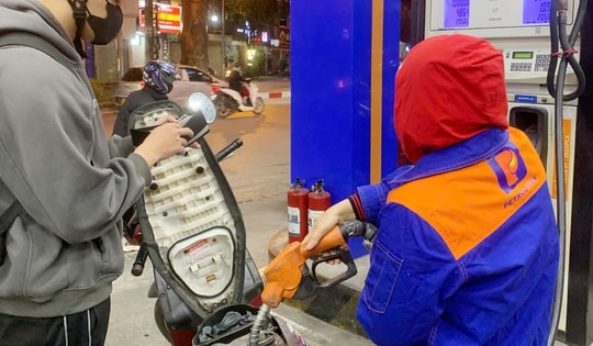 Giá xăng dầu tăng giảm trái chiều, RON95 bật tăng trở lại