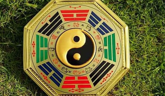 Có nên treo gương bát quái trước cửa nhà không?