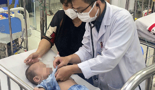 Bé gái bị viêm phổi hoại tử sau 10 ngày ho, sốt