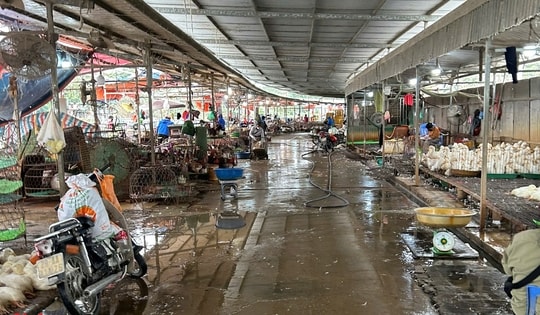 Hà Nội: Chợ La Khê vẫn hoạt động nhộn nhịp, bất tuân chỉ đạo của chính quyền quận Hà Đông