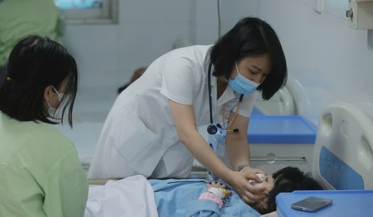 Liên tiếp trẻ nhỏ mắc sởi biến chứng nặng, bác sĩ khuyến cáo nhập viện ngay khi có dấu hiệu này!