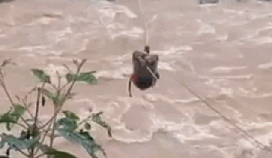 Thót tim cảnh lực lượng chức năng dùng ròng rọc giải cứu 4 người mắc kẹt giữa sông