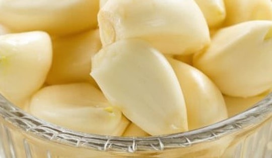 Có nên bóc sẵn vỏ tỏi rồi cất tủ lạnh dùng dần?