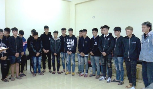 Khởi tố 17 thanh thiếu niên mang dao, kiếm tự chế ra đường tìm người gây gổ đánh nhau