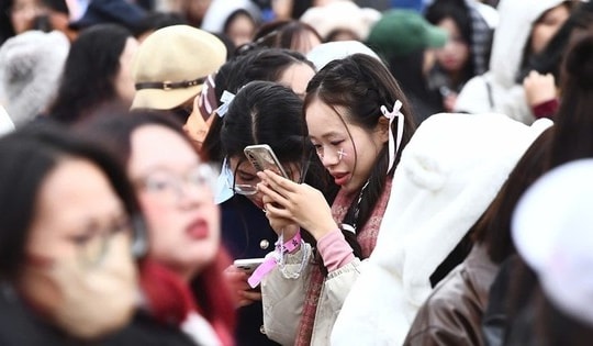 Fan khóc ngất ngoài cổng concert 'Anh trai vượt ngàn chông gai' vì trùng mã vé