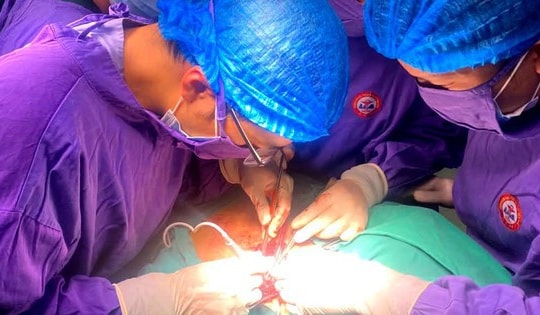 5 ngày thực hiện 3 cuộc phẫu thuật, bác sĩ cứu thiếu niên từ cõi chết trở về