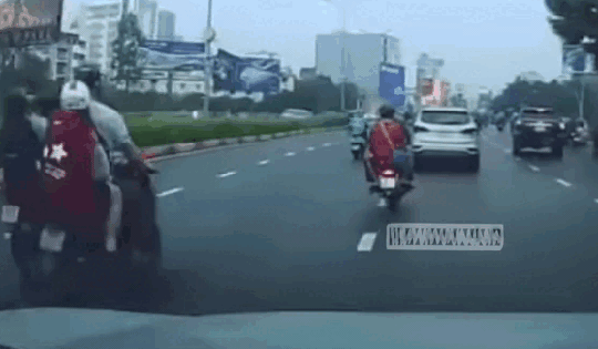 Bất ngờ bị 'tạt đầu', lái xe ôm công nghệ cùng hành khách ngã nhào ra đường