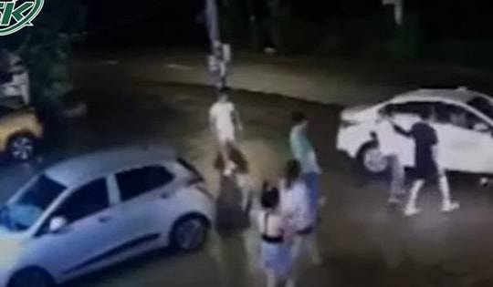 Ớn lạnh clip nam thanh niên lái ô tô cán qua người bạn gái cũ sau cự cãi tại quán karaoke