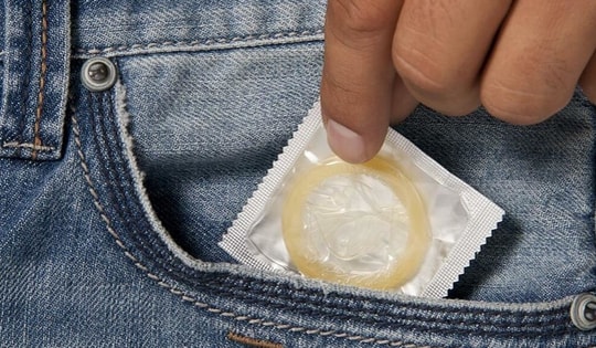 Dùng bao cao su có lây bệnh tình dục không?