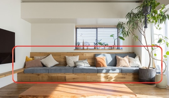 Thay vì mua ghế sofa trong phòng khách, tôi làm một hệ tủ chạy dọc theo bức tường, kết quả đem lại thật xứng đáng!