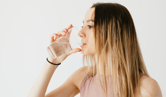 Nguy cơ tiềm ẩn khi không uống đủ nước trong mùa đông