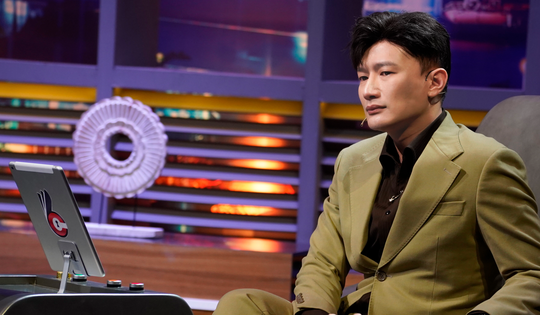 Dược sĩ Tiến khóc nức khi gặp chàng KOL không chân trên sóng truyền hình