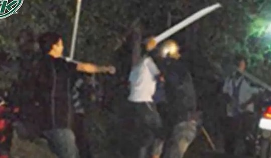 Kinh hoàng nhóm thanh niên hỗn chiến, đập phá xe máy gây náo loạn trong đêm