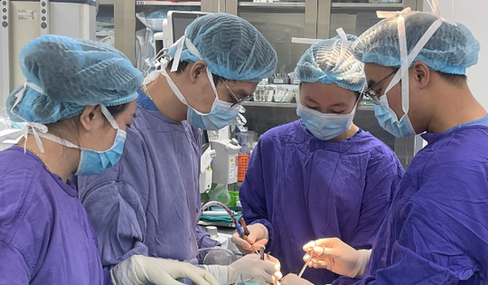 Chó cắn đứt rời môi dưới của người đàn ông