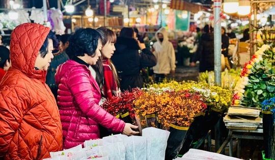 Thị trường Tết 2025: Nhiều loại hoa ‘độc lạ’ được khách hàng thi nhau săn đón tại chợ hoa lớn nhất Thủ đô