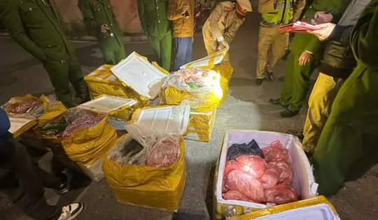 'Chặn đứng' xe ô tô đang di chuyển hơn 3 tấn thực phẩm bẩn, quần áo không rõ nguồn gốc xuất xứ