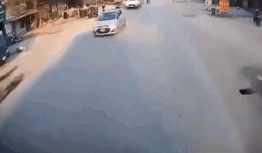 Xe máy kẹp 3 lao thẳng vào xe đầu kéo khiến 1 người tử vong tại chỗ ở Chương Mỹ