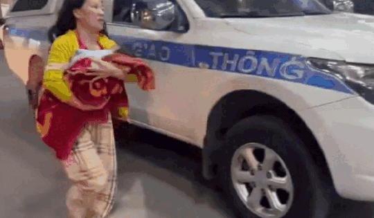 Bé sơ sinh bị suy hô hấp được CSGT dùng xe tuần tra kịp thời đưa đi cấp cứu