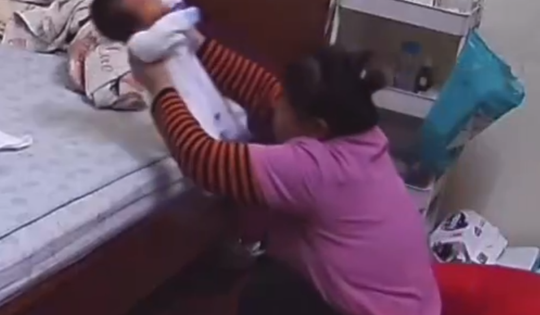 Sốc khi thấy con trai hơn 1 tháng bị bảo mẫu 'tác động vật lý'