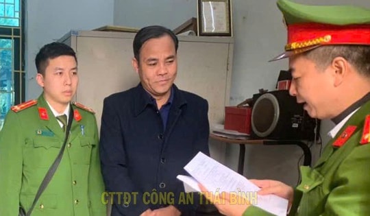 Giả mạo xin việc vào cơ quan nhà nước rồi chiếm đoạt tài sản, Trưởng phòng Tổ chức hành chính bị bắt giam