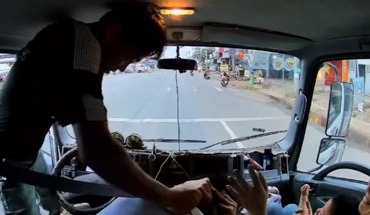 Công an mời người đàn ông đánh tài xế xe tải ở Bình Phước lên làm việc