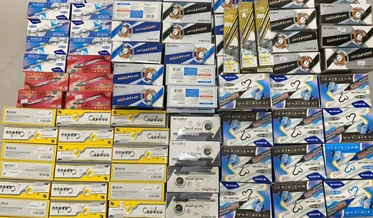 Gần Tết Ất Tỵ 2025, tiểu thương công khai buôn bán hàng vạn bút bi, giày dép giả mạo