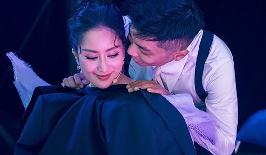 Phan Hiển âu yếm Khánh Thi trong hậu trường, nói một câu khiến nhiều người rung động