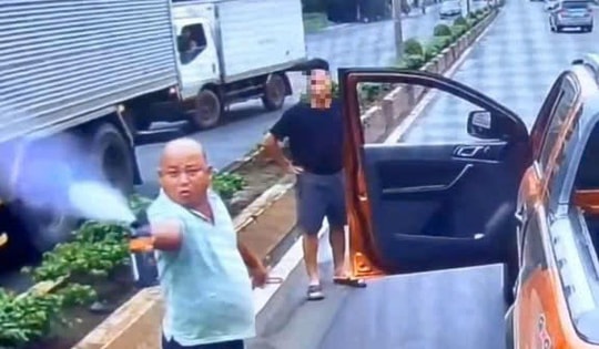 Bắt tạm giam đối tượng cầm gậy sắt, bình xịt hơi cay đe dọa tài xế xe tải