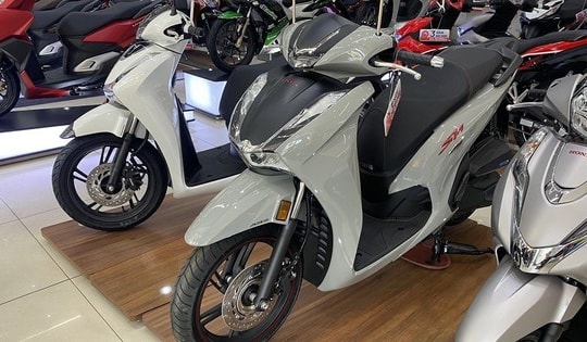 Giá xe SH mới nhất 'đội sổ', thấp hơn cả niêm yết, có loại giảm hàng chục triệu đồng, chỉ nhỉnh hơn xe bình dân khiến dân tình đổ xô đặt mua