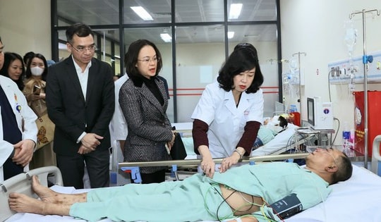 Bộ trưởng Bộ Y tế Đào Hồng Lan thăm hỏi các nạn nhân bị thương trong vụ cháy ở Phạm Văn Đồng