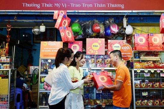 Hàng loạt chương trình khuyến mại giảm giá, người tiêu dùng mua hàng 'càng khuya