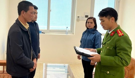 Ném hỏng điện thoại của vợ, người chồng bị khởi tố, bắt giam