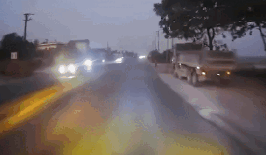 Thót tim cảnh người đàn ông 'nghĩ quẩn' nằm ra đường đúng lúc xe tải đi tới