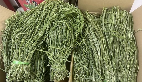 Rau khô Trung Quốc đổ bộ chợ Tết, qua tay dân buôn thành 'hàng tiến vua' đắt đỏ